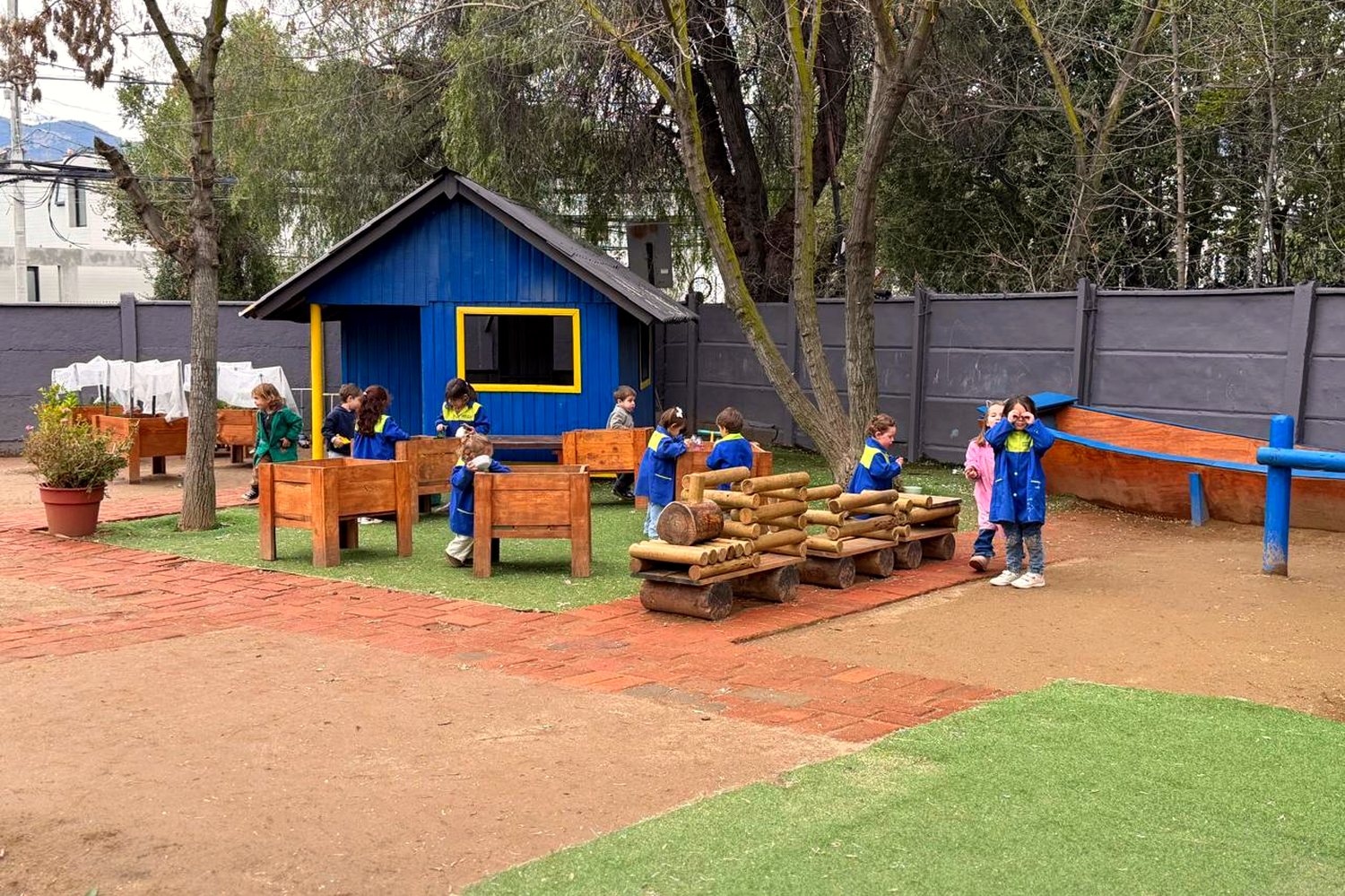 Niños plantando en el huerto del jardín